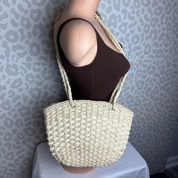 American Eagle Outfitters Handbags - AMERICAN EAGLE WOVEN LINED WICKER BASKET DROP STRAP SUMMER BAG PURSE CREAM TAN